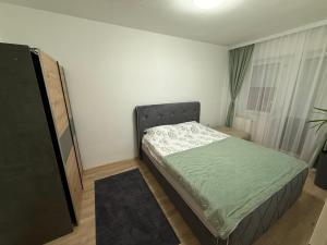 a small bedroom with a bed in a room at Apartman Odmor012-2 in Požarevac