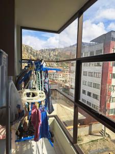 una stanza con una finestra con vista sulla città di Olimpo a La Paz