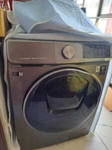 un forno a microonde con un letto sopra di Olimpo a La Paz