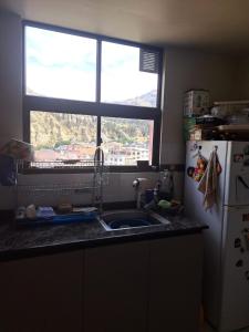 una cucina con lavello e finestra di Olimpo a La Paz