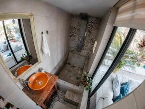 an overhead view of a bathroom with an orange sink at hotel boutique Almaia 17 cerca del aeropuerto jose m cordova in Rionegro +91 photos