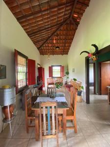 a dining room with a table and some chairs at Casa Ypê in Pirenópolis