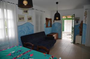 ein Wohnzimmer mit einem Sofa und einem Tisch in der Unterkunft Teresa Spiti in Adamas
