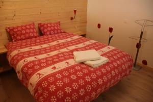 a bedroom with a red bed with red pillows at Edelweiss B31 in Morgins