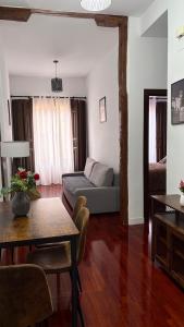a living room with a couch and a table at Un Rincón en Alcalá in Alcalá de Henares
