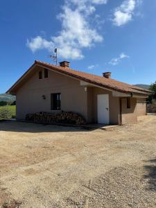 a small white house with a driveway in front of it at Casa Socias in Camoca