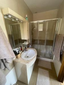 a bathroom with a sink and a shower at Casa Socias in Camoca