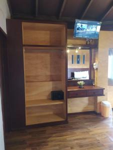 a room with a book shelf with a tv at Hotel & Cabañas Malinche in Huamantla