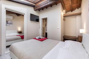 Postel nebo postele na pokoji v ubytování Home Boutique Santa Maria Novella