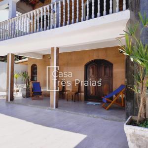 a villa with a swimming pool in las palmas at Sobrado 3 Praias in Ubatuba
