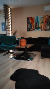 ein Wohnzimmer mit Sofa und Tisch in der Unterkunft Stan na dan Premium 030 in Bor