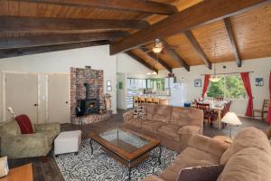 a living room with a couch and a fireplace at Maple Leaf Lodge by NW Comfy Cabins in Leavenworth