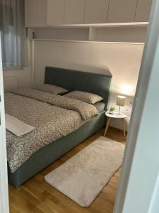 a bedroom with a green bed and a table at Apartman NS FREE PARKING in Novi Sad