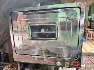 a metal oven with a window on top of it at Posada del Carmen 2 in Quillabamba