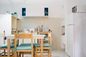 チェーリエ・メッサーピカにあるCasa Turcheseのキッチン(テーブル、椅子、冷蔵庫付)