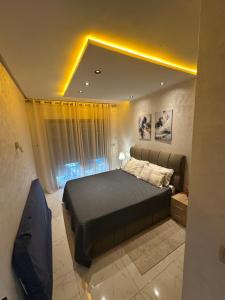 a bedroom with a large bed in a room at Appartement lumineux, tout confort à deux pas de la plage de Mehdia in Plage de Mehdia