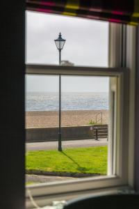 Blick auf den Strand aus dem Fenster in der Unterkunft Waterfront Cottage in Aldeburgh + 2 Fotos
