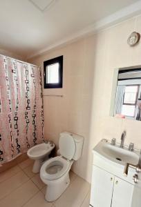 a bathroom with a toilet and a sink at Descanso Céntrico in Salta