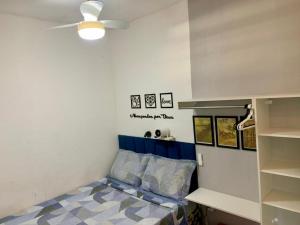 a bedroom with a bed and a ceiling fan at Quarto privativo La Paz in Aracaju