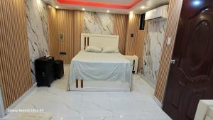 a bedroom with a bed and a suitcase in it at Obynb in Santo Domingo