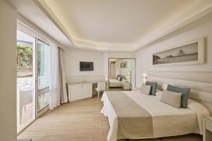 a hotel room with a bed and a desk at Hotel Argos Ibiza in Talamanca