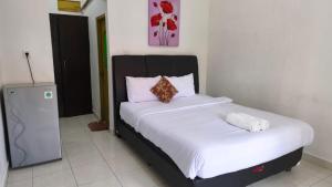 a bedroom with a large bed with white sheets at Saphala Suites Secondfloor in Seminyak +7 photos