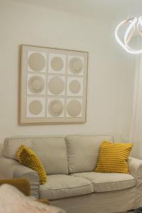 a living room with a couch and a picture on the wall at San Isidro Urban suite in Juan López