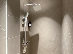 a shower with a hair dryer in a bathroom at Goldlight Inn in Miri