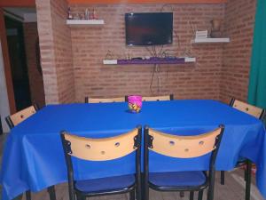 a blue table with two chairs and a tv at Casa Camila in Villa Cura Brochero
