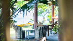 un patio con sedie e un tavolo e un tavolo e sedie di Critter Republic Dive Resort a Dauin