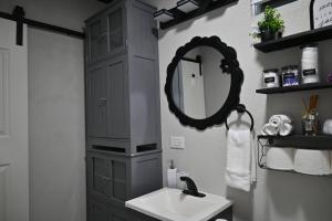 ein Badezimmer mit Waschbecken und Spiegel in der Unterkunft Tiny Space, Big Comfort in Tampa