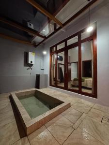 a room with a tub in the middle of a room at Villa Monarca - Markinkia Estancia Amazónica in Macas