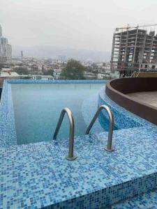a swimming pool with blue tiles on a building at Departamento en Torre Historicah in Monterrey