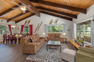 a living room with a couch and a table at Maple Leaf Lodge by NW Comfy Cabins in Leavenworth