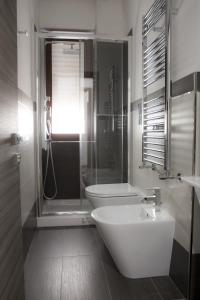 a bathroom with a sink and a toilet and a shower at B&B Homedesign in Salerno