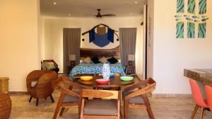 a living room with a table and a bed at Club de Playa Sóol in Telchac Puerto