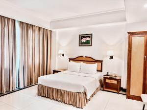 a hotel room with a bed and a window at Hotel Sor in Phnom Penh +67 photos