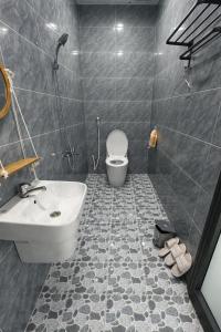 a bathroom with a toilet and a sink at Hera motel in Xã Như Lâm