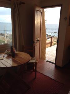 um quarto com uma mesa e vista para o oceano em Turquesa em El Quisco