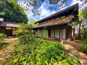 an asian style building with a roof at shoya yamaguchi in Koibuchi