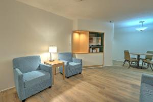 a waiting room with two chairs and a table at Hotel Carolina in Hilton Head Island