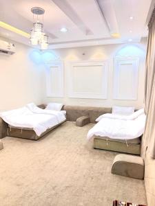 two beds in a room with two windows at شاليهات حياة روز in Taif +9 photos
