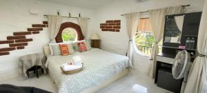 a bedroom with a bed in a room with a window at ตั้วบ้านดิน Tuabaandin in Ban Thung Phan Ha +108 photos