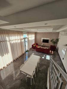 a living room with a couch and a table at TiDise Villas & Chalets إستراحة وشاليه تايدايس in Bimmah