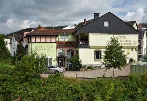 ein Gebäude mit einem davor geparkt in der Unterkunft Bold´S Hotel-Restaurant "Zum Grünen Kranz" in Rodalben