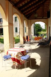 un patio con mesa y sillas bajo un pabellón en Villa Pastori, en Mira