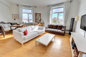 sala de estar con sofá blanco y mesa en Airy town center 2 bedroom apartment, en Vilna