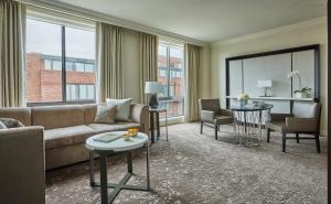 Four Seasons Washington DC tesisinde bir oturma alanı