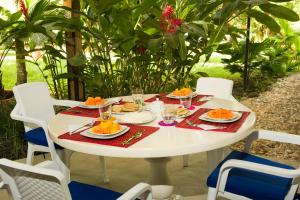 Casamarilla في ماركويتا: طاولة بيضاء عليها صحون طعام