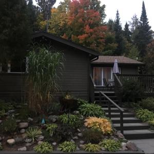 un jardín frente a una casa en Cloverleaf Cottages en Oxtongue Lake